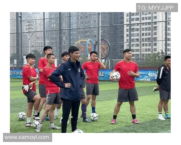 足球明星齐聚一堂畅享足球乐趣共同竞技展现精彩瞬间